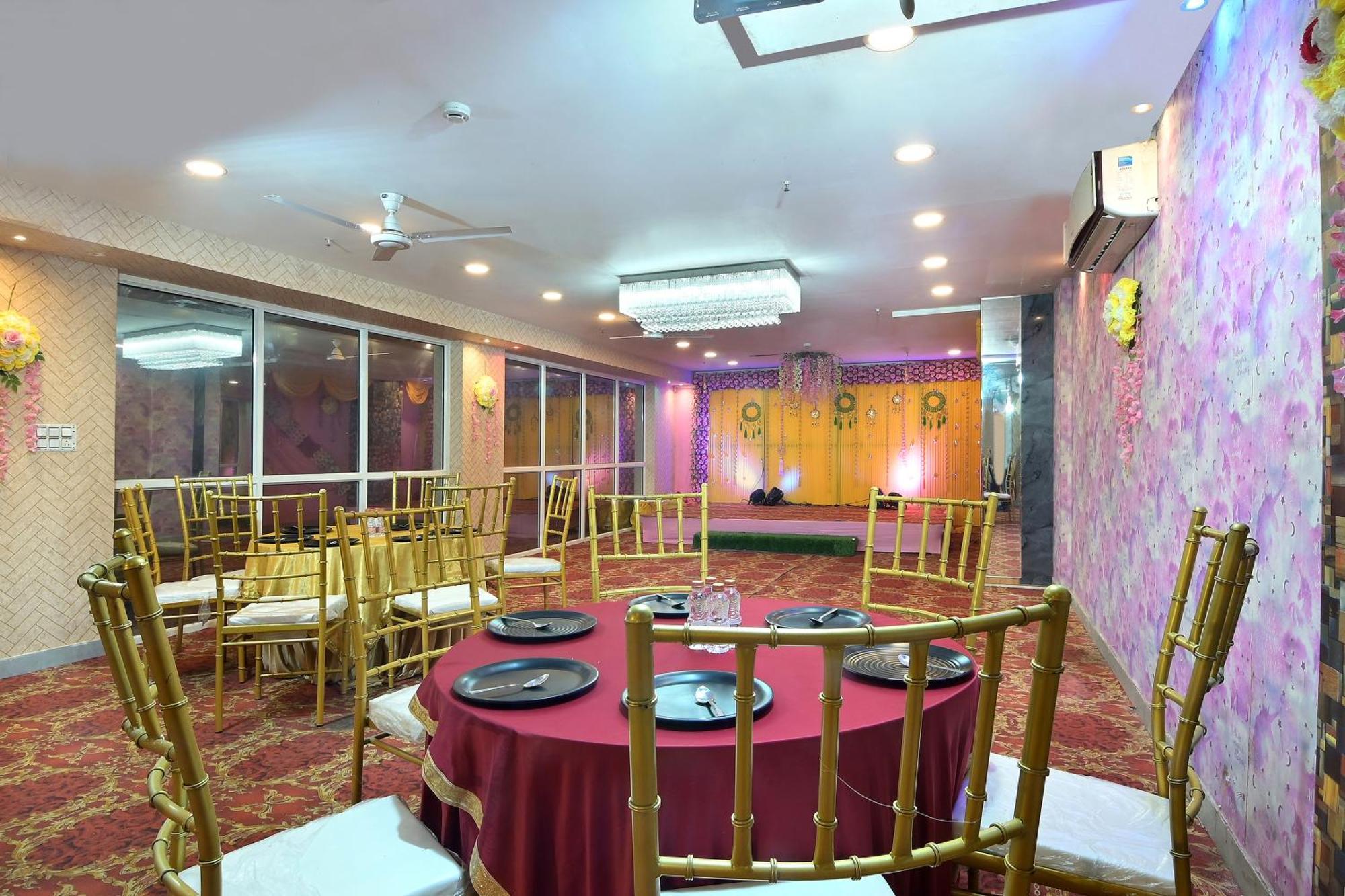 Hotel Red York By Byob Hotels Noida Exterior foto