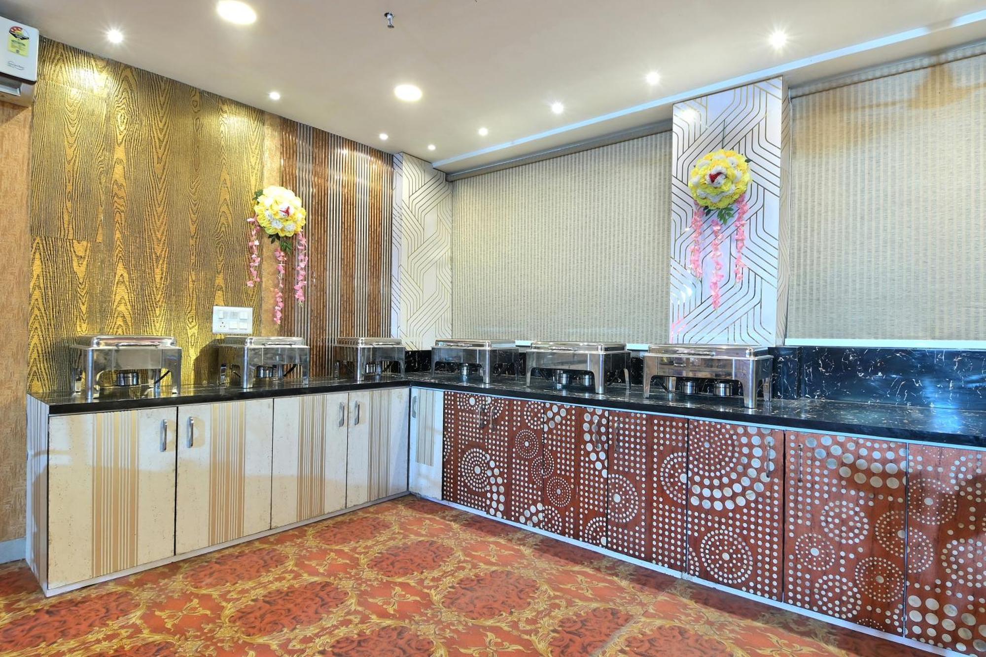 Hotel Red York By Byob Hotels Noida Exterior foto