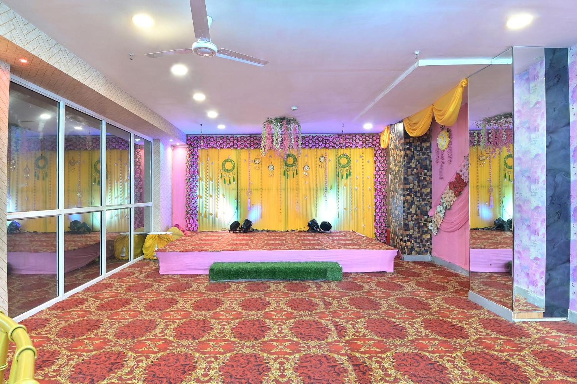Hotel Red York By Byob Hotels Noida Exterior foto